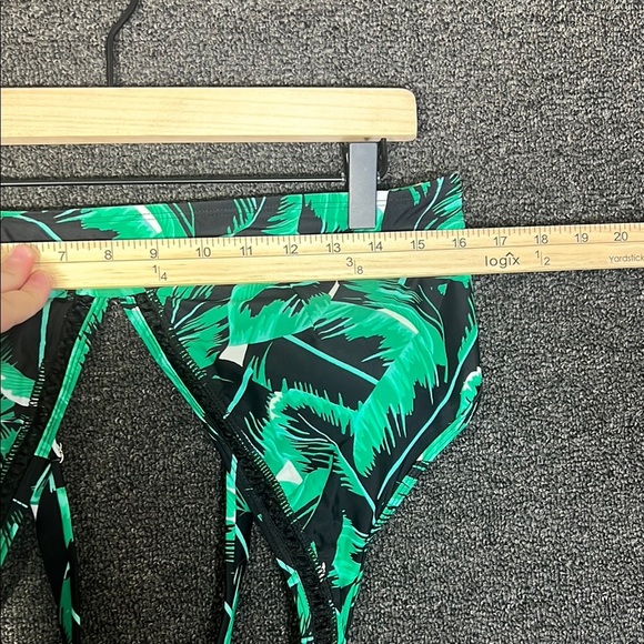 Tropical Leaf Print Summer Bikini Set with beautiful Black Accents, Womens XL - Picture 8 of 9